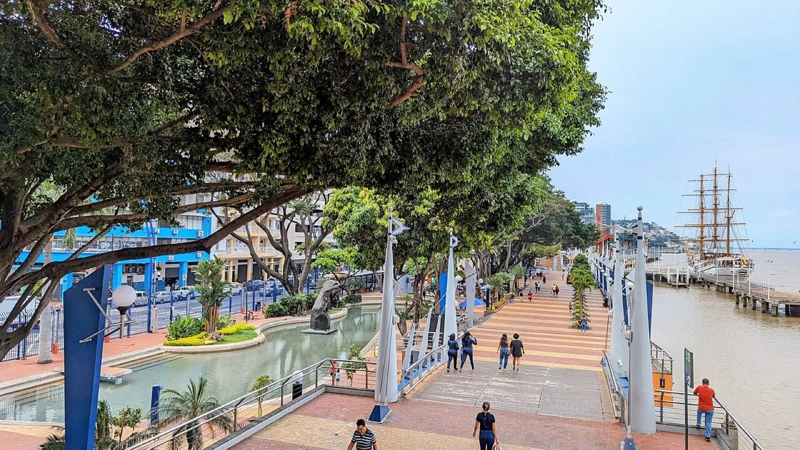 Malecón 2000 de Guayaquil junto al río