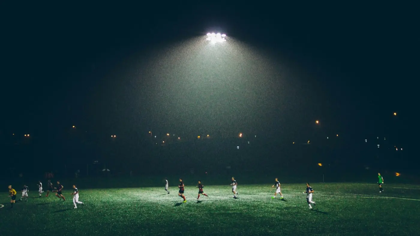 Césped y gradas de un estadio de fútbol